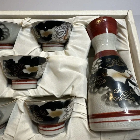 Vintage 1960's Kutani Ware Set Includes 2 Tokkuri, and 5 Matching Cups Ochoko - Picture 3 of 14